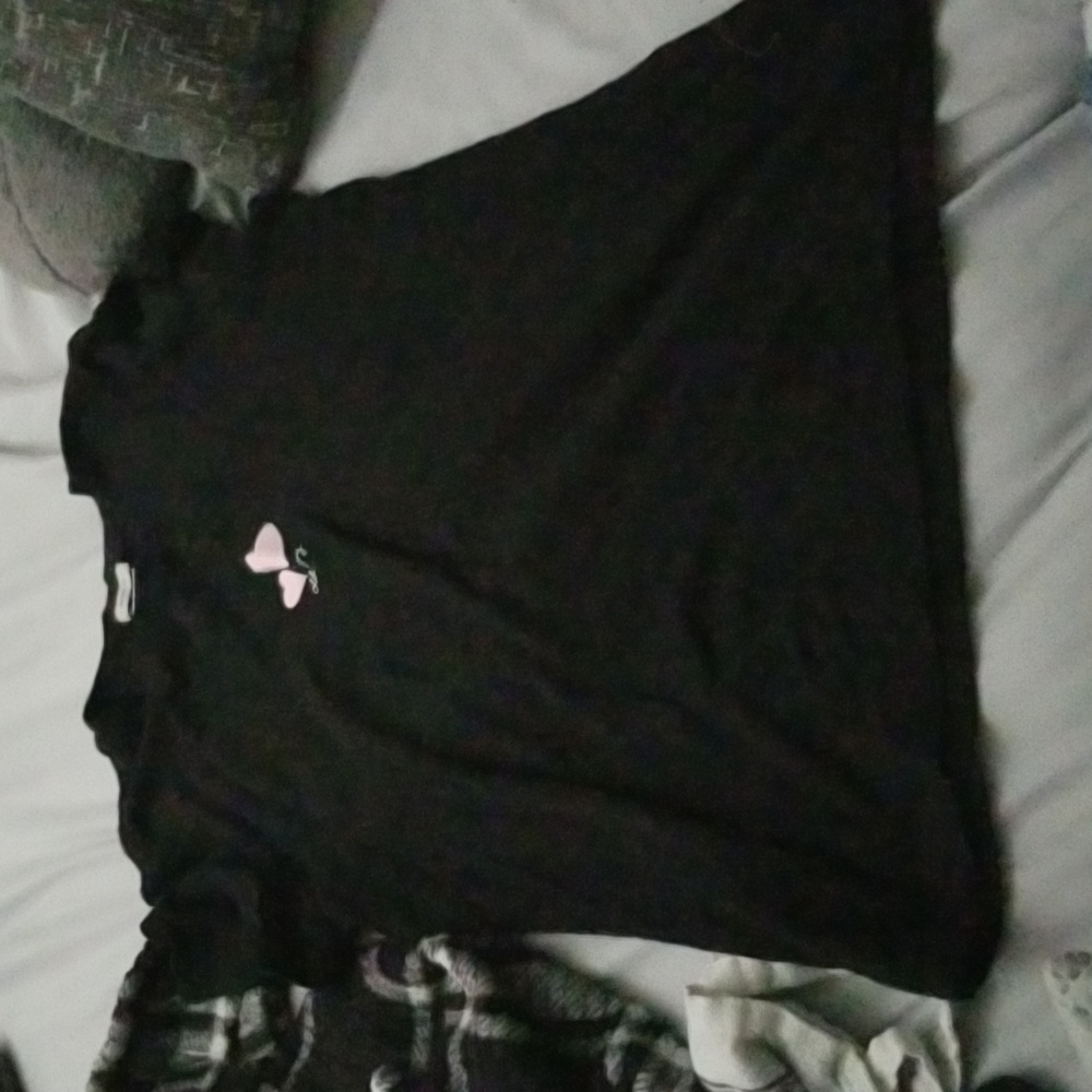 Girl's (L) black shirt w/ pink hearts